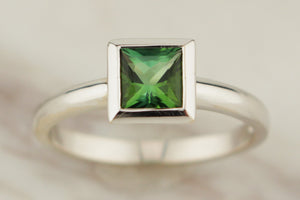 CONTEMPORARY DESIGNER c1990 GREEN TOURMALINE RING 9ct WHITE GOLD