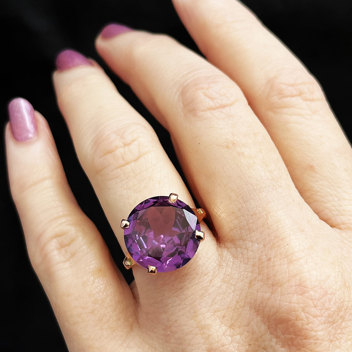 VINTAGE C1940/50 SYNTHETIC COLOUR CHANGE SAPPHIRE 9ct GOLD
