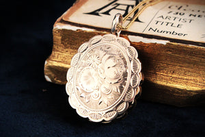 ANTIQUE VICTORIAN ETCHED TRIPLE FOLD OUT LOCKET 9ct GOLD