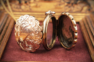 ANTIQUE VICTORIAN ETCHED TRIPLE FOLD OUT LOCKET 9ct GOLD