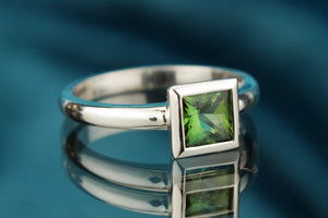 CONTEMPORARY DESIGNER c1990 GREEN TOURMALINE RING 9ct WHITE GOLD