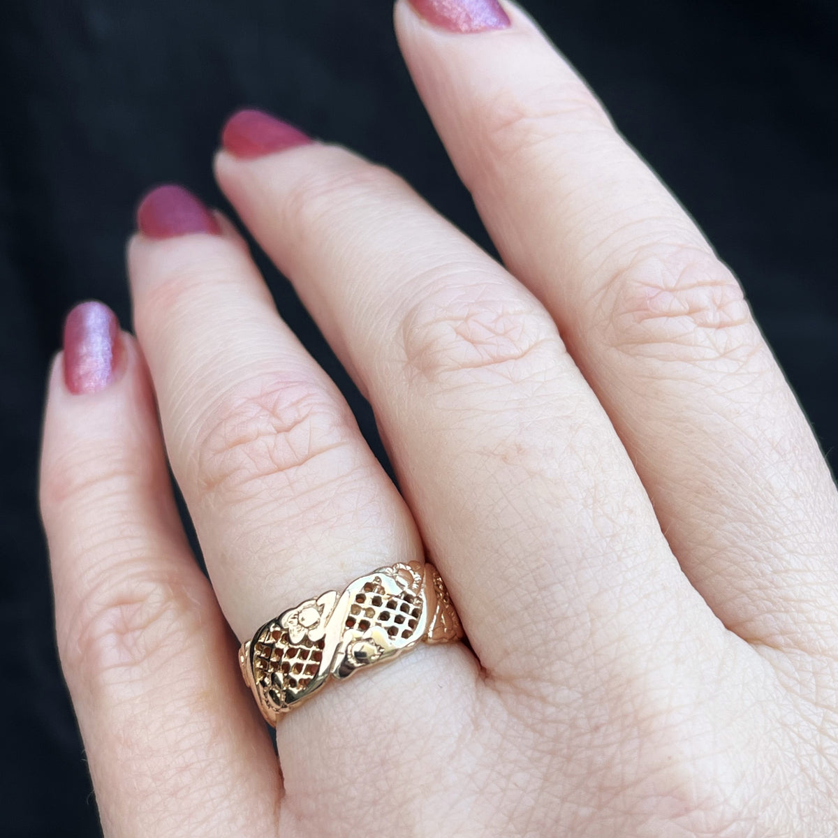 VINTAGE ESTATE ETCHED &amp; PEIRCED 7.65mm BAND 9ct GOLD