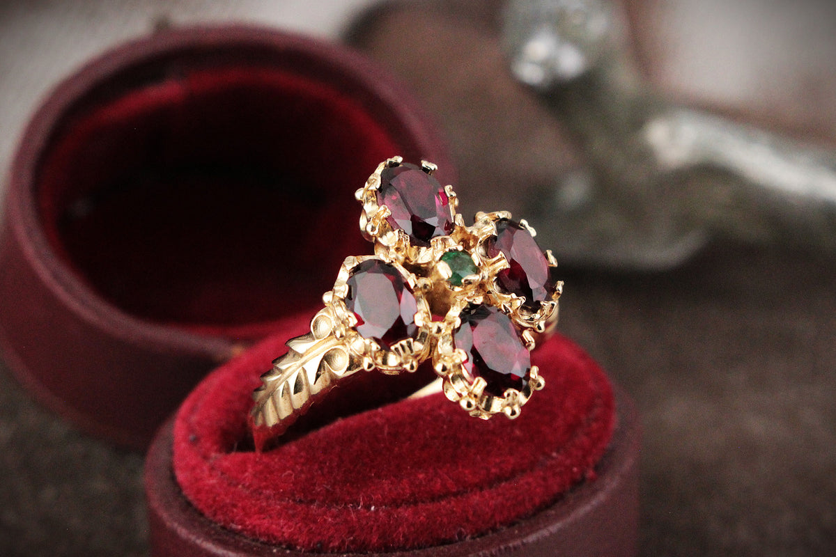 MID-CENTURY EMERALD & GARNET RING 9ct GOLD