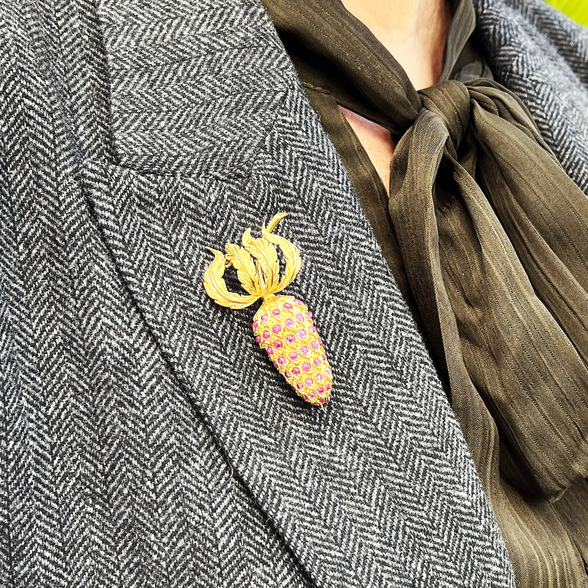 VINTAGE 4.5ct RUBY FRENCH RADISH BROOCH 18ct GOLD