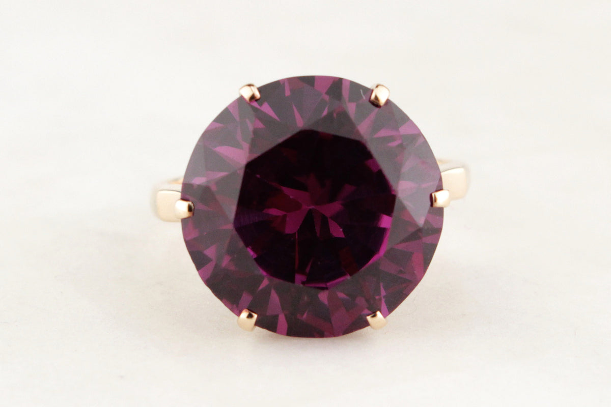 MID-CENTURY SYNTHETIC COLOUR CHANGE SAPPHIRE COCKTAIL RING IN 9ct GOLD