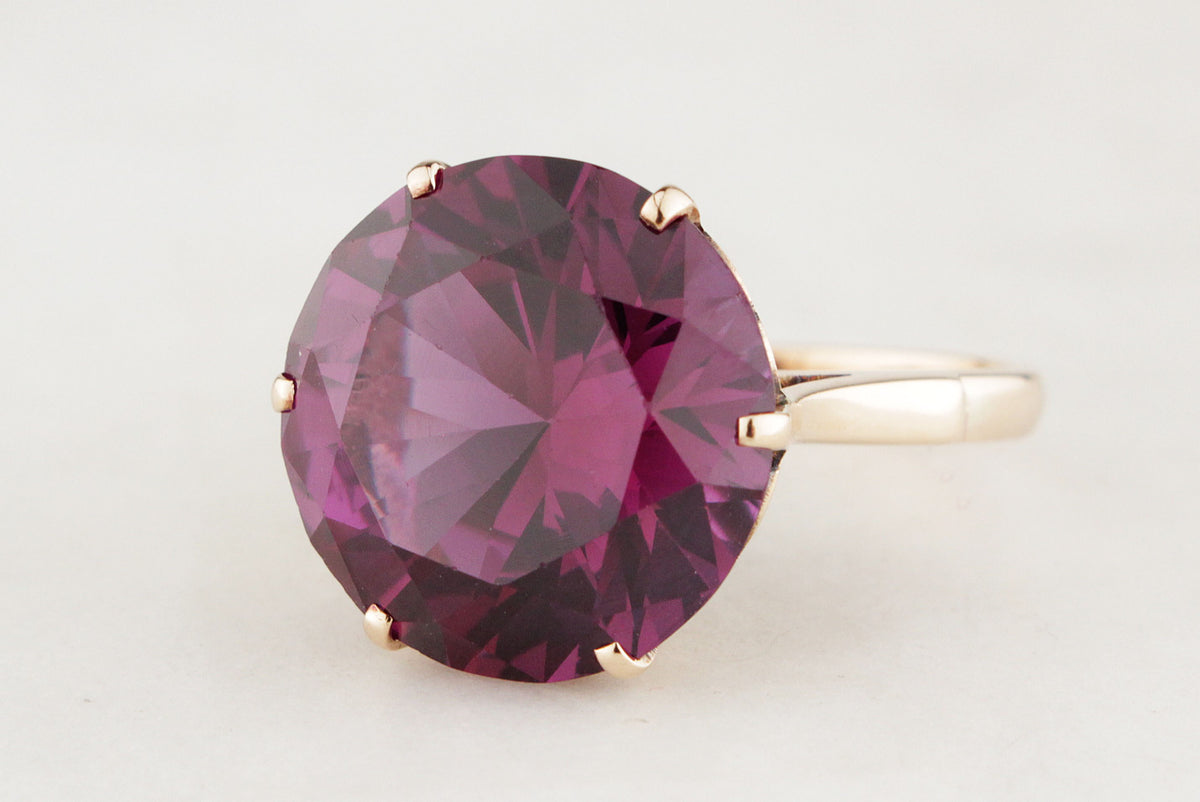 MID-CENTURY SYNTHETIC COLOUR CHANGE SAPPHIRE COCKTAIL RING IN 9ct GOLD