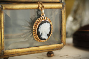 ANTIQUE VICTORIAN c1860 AGATE CAMEO PENDANT 15ct YELLOW GOLD