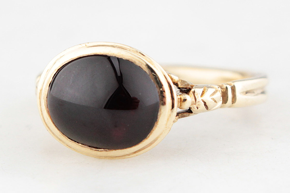 VICTORIAN STYLE PYROPE GARNET RING 9ct GOLD