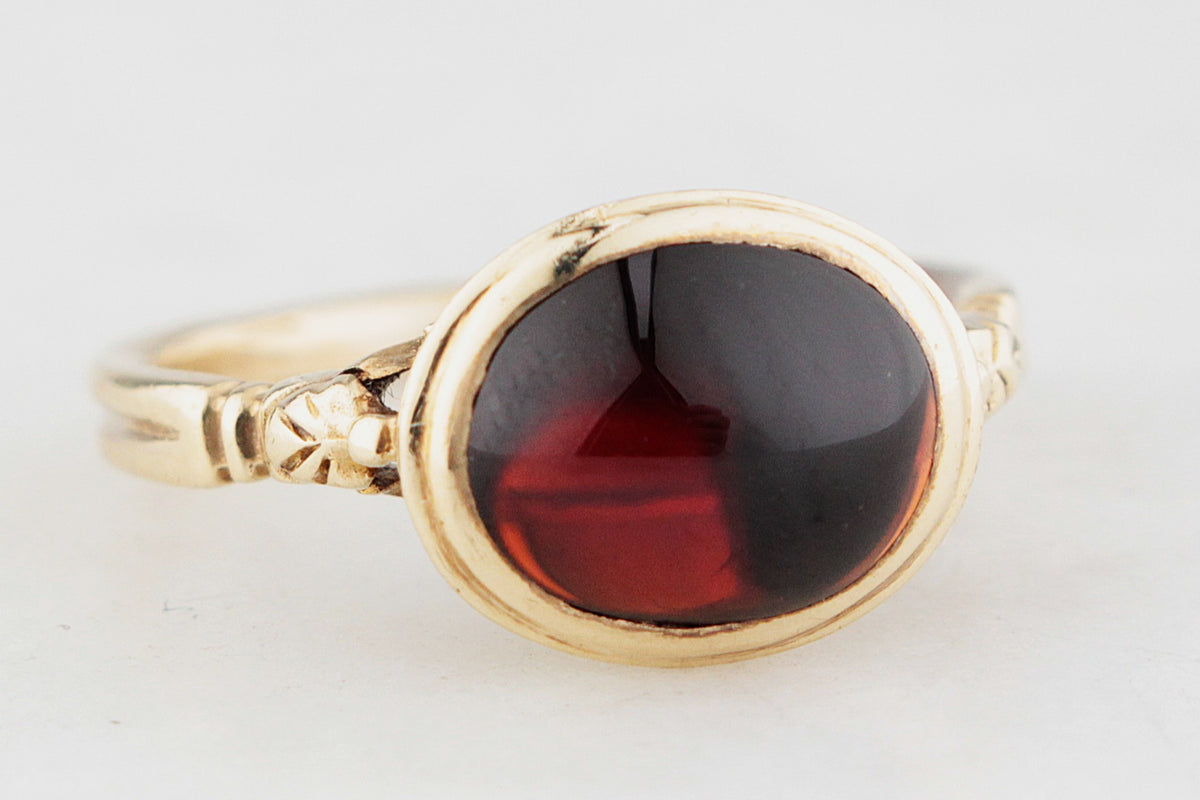 VICTORIAN STYLE PYROPE GARNET RING 9ct GOLD
