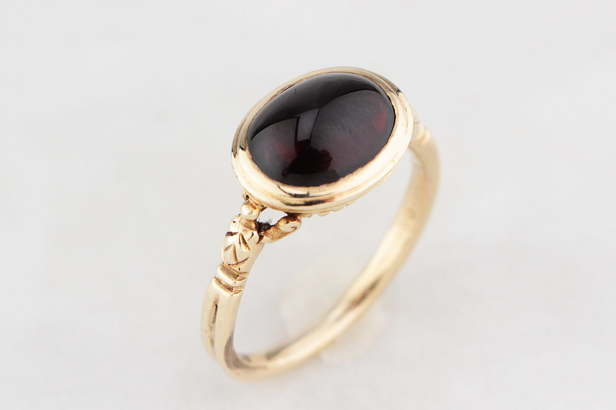 VICTORIAN STYLE PYROPE GARNET RING 9ct GOLD