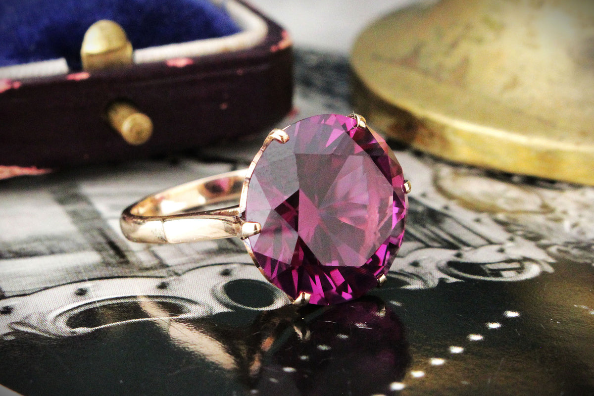 MID-CENTURY SYNTHETIC COLOUR CHANGE SAPPHIRE COCKTAIL RING IN 9ct GOLD