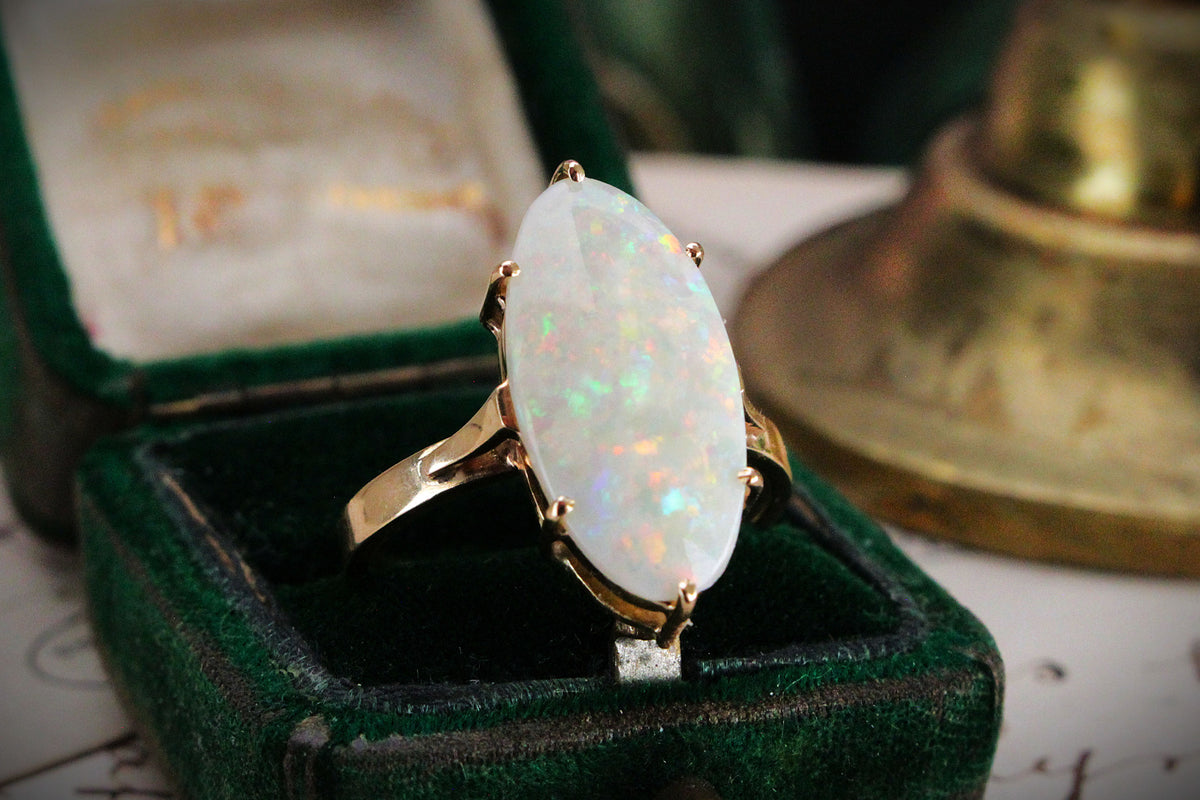 MID-CENTURY SOLID WHITE OPAL RING IN 14ct GOLD