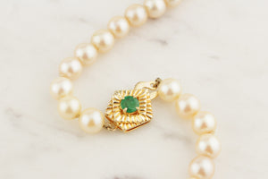 VINTAGE MID CENTURY SINGLE STRAND AKOYA PEARL & EMERALD 14ct YELLOW GOLD