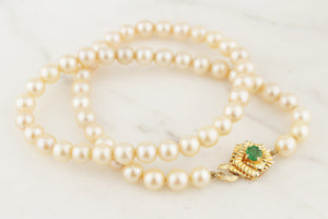 VINTAGE MID CENTURY SINGLE STRAND AKOYA PEARL & EMERALD 14ct YELLOW GOLD