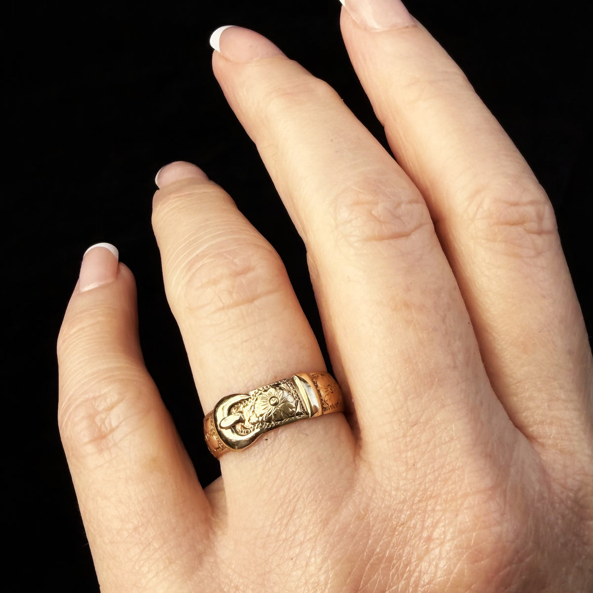 ANTIQUE EDWARDIAN 1902 FLORAL ETCHED BUCKLE RING 9ct GOLD