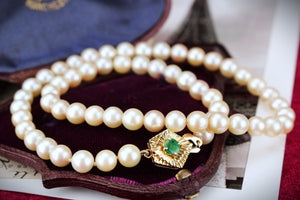 VINTAGE MID CENTURY SINGLE STRAND AKOYA PEARL & EMERALD 14ct YELLOW GOLD