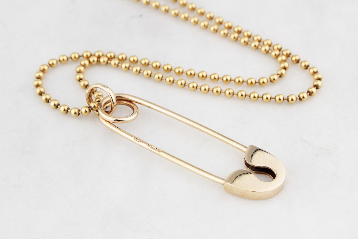 MID-CENTURY 1976 SAFETY PIN PENDANT/EXTENDER 9ct GOLD