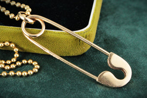 MID-CENTURY 1976 SAFETY PIN PENDANT/EXTENDER 9ct GOLD
