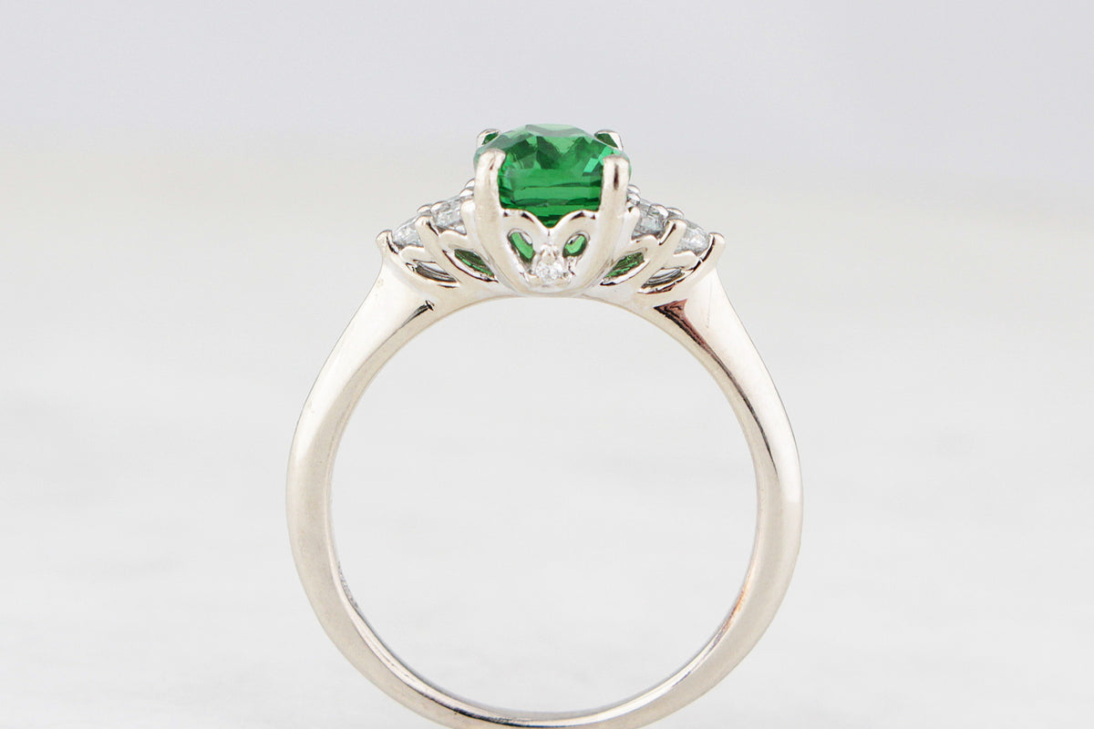 CONTEMPORARY TSAVORITE GARNET & DIAMOND RING 14ct GOLD