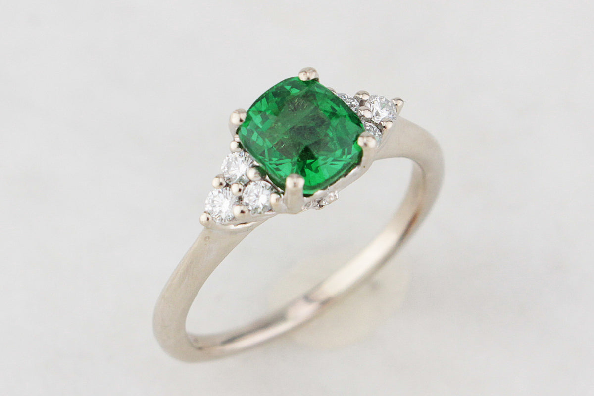 CONTEMPORARY TSAVORITE GARNET & DIAMOND RING 14ct GOLD