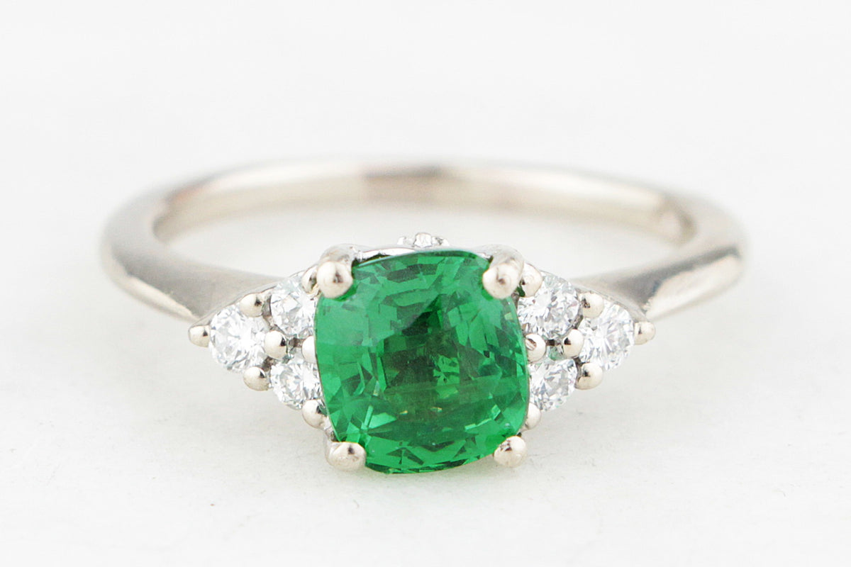 CONTEMPORARY TSAVORITE GARNET & DIAMOND RING 14ct GOLD