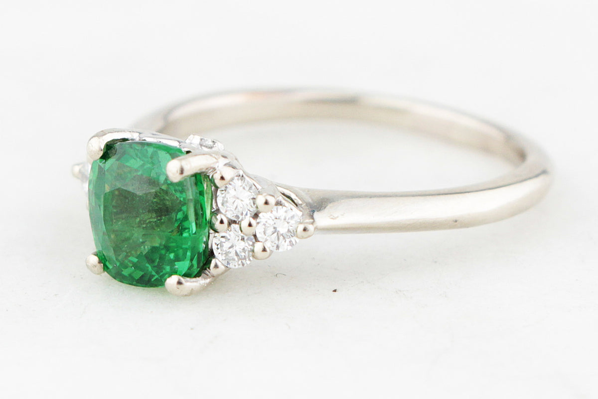CONTEMPORARY TSAVORITE GARNET & DIAMOND RING 14ct GOLD