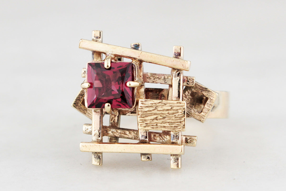 MID-CENTURY GARNET COCKTAIL RING 9ct GOLD