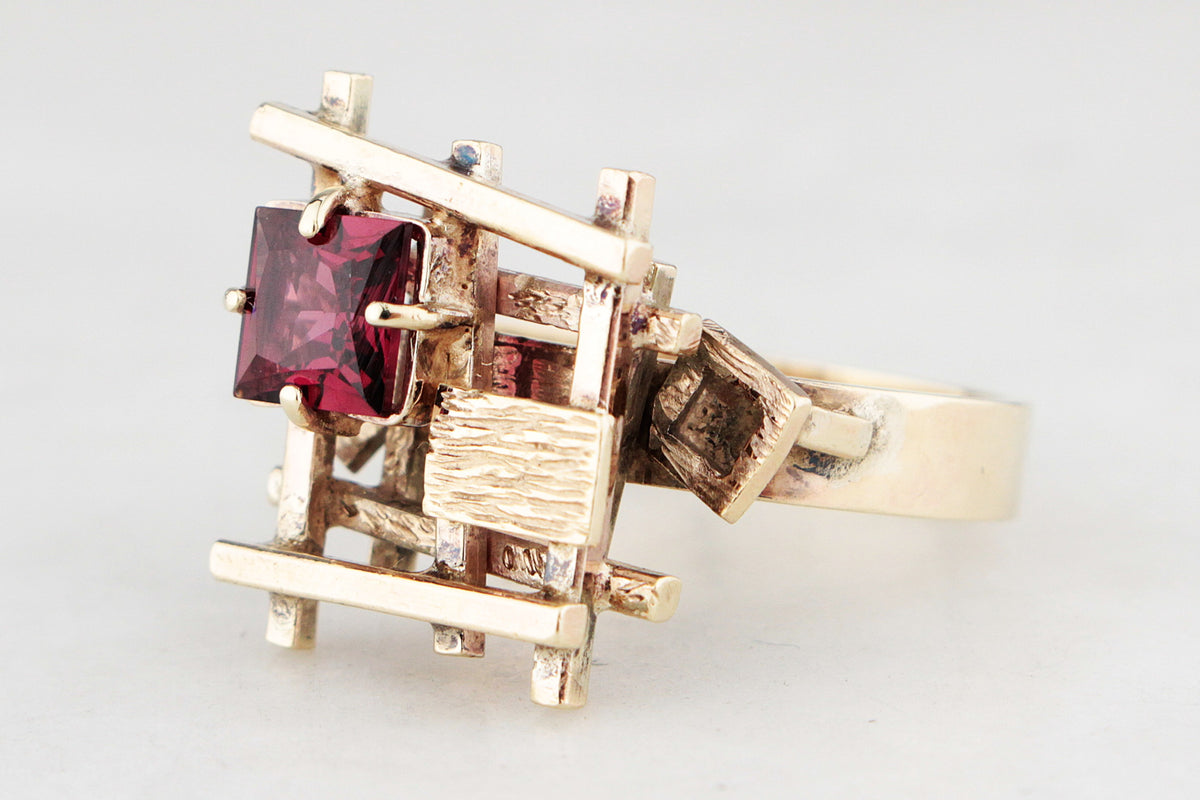 MID-CENTURY GARNET COCKTAIL RING 9ct GOLD