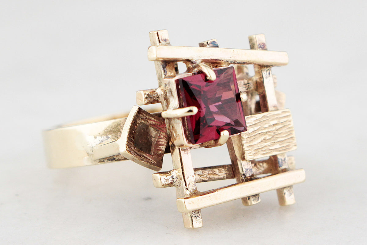 MID-CENTURY GARNET COCKTAIL RING 9ct GOLD