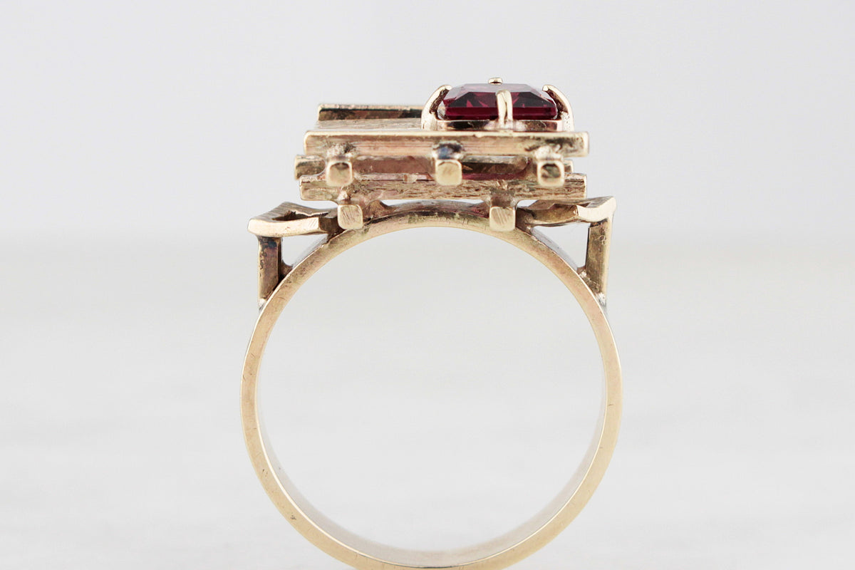 MID-CENTURY GARNET COCKTAIL RING 9ct GOLD