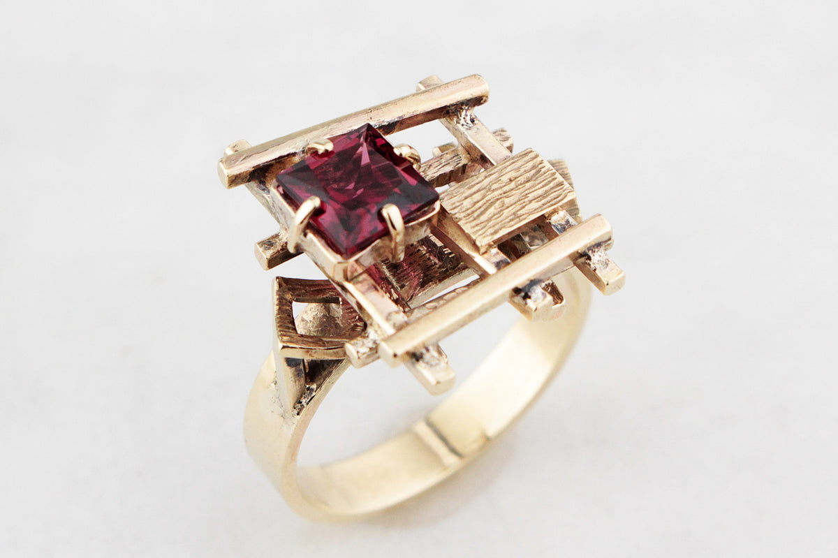 MID-CENTURY GARNET COCKTAIL RING 9ct GOLD