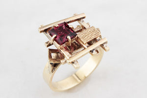 MID-CENTURY GARNET COCKTAIL RING 9ct GOLD