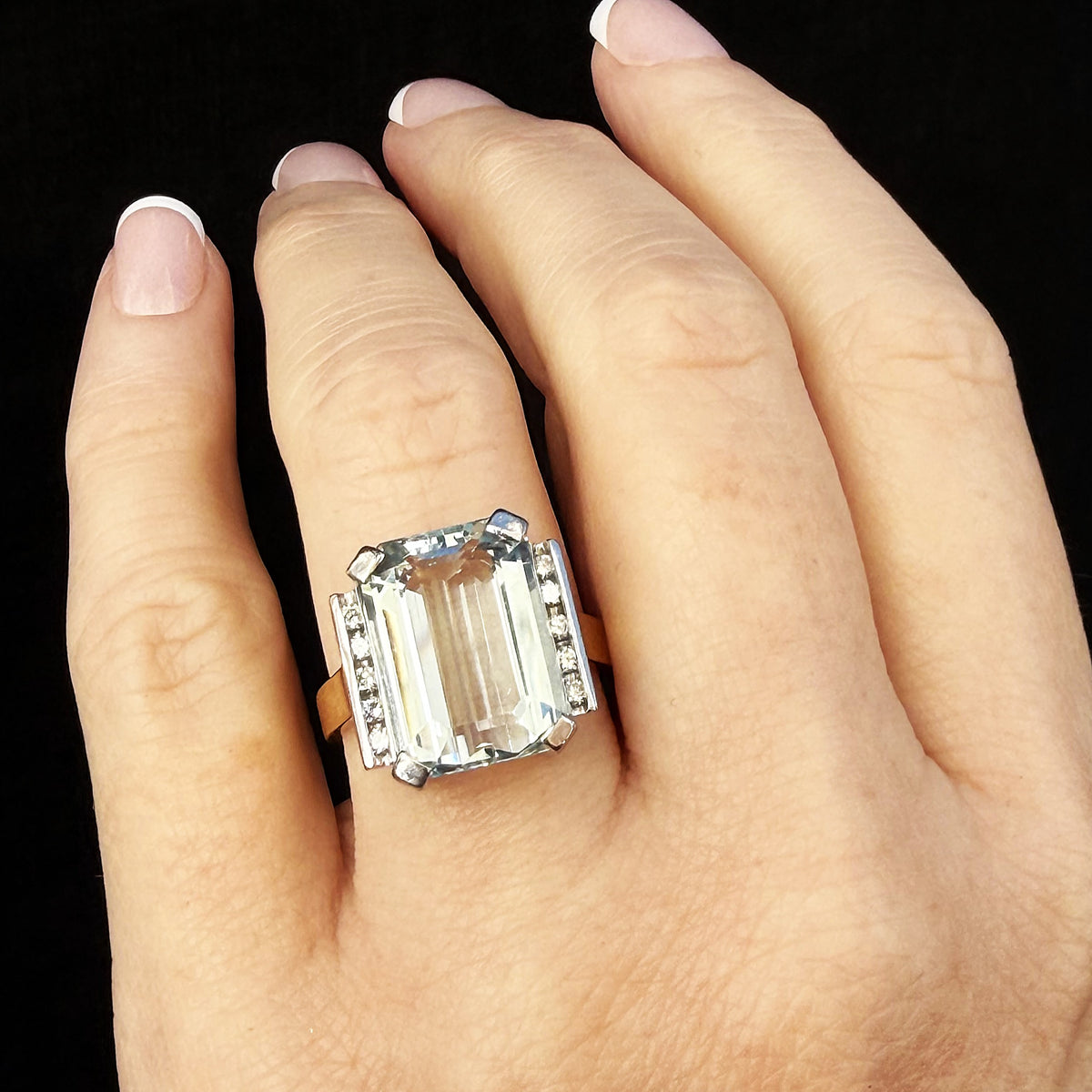 VINTAGE c1980s AQUAMARINE AND DIAMOND RING 18ct GOLD
