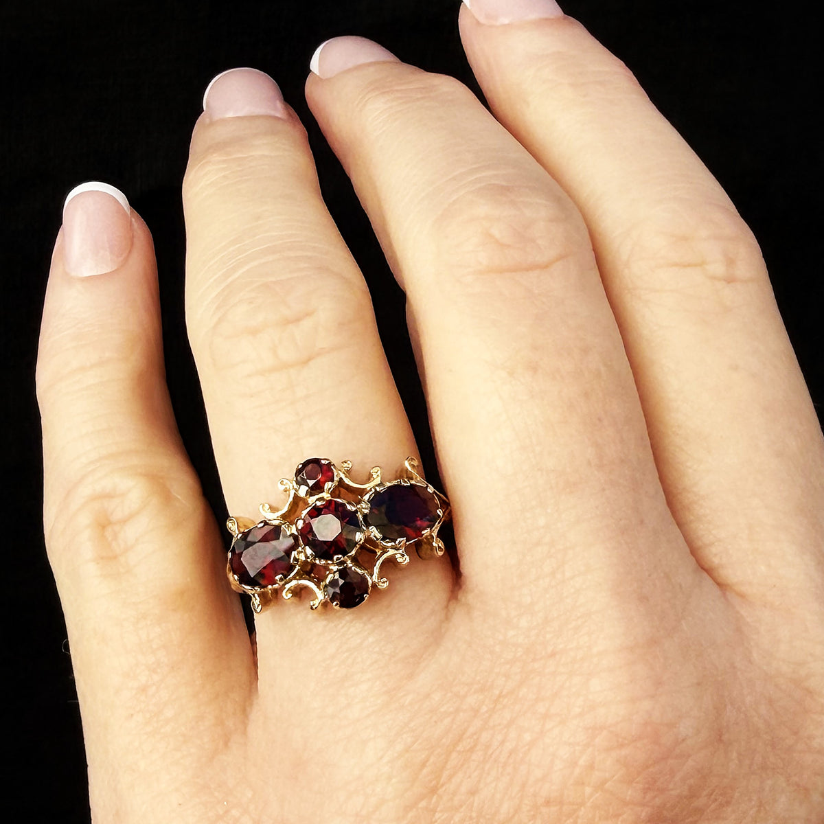 MID-CENTURY 1973 GARNET RING 9ct GOLD