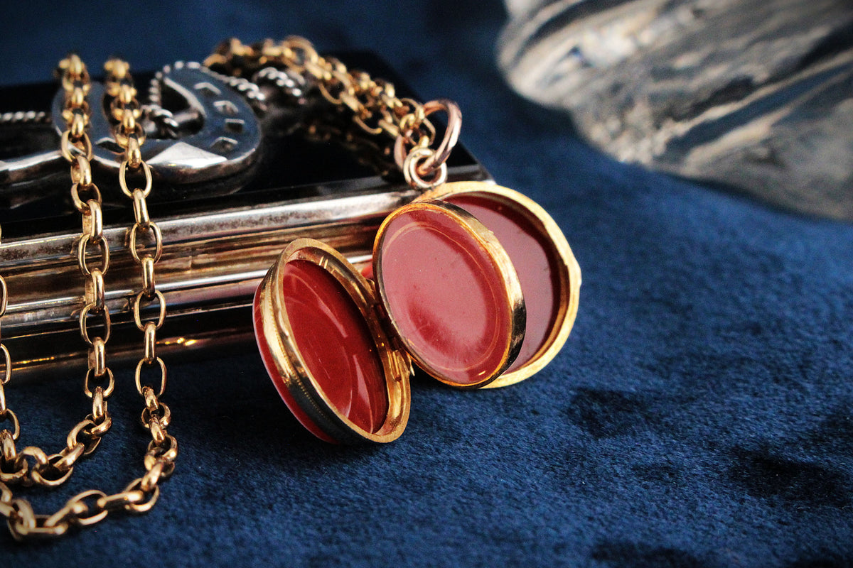 ANTIQUE VICTORIAN SARDONYX DOUBLE SIDED LOCKET 9ct GOLD