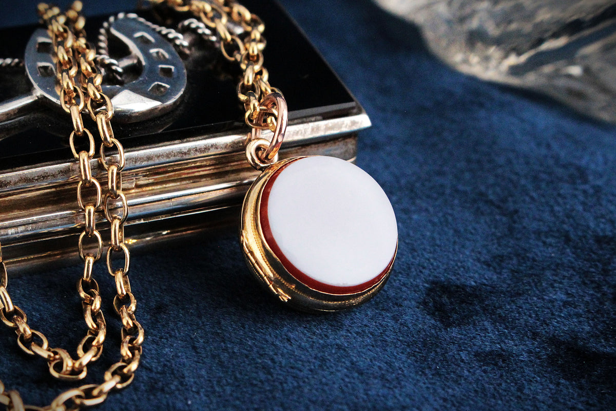 ANTIQUE VICTORIAN SARDONYX DOUBLE SIDED LOCKET 9ct GOLD