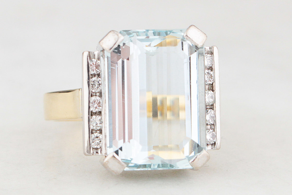 VINTAGE c1980s AQUAMARINE AND DIAMOND RING 18ct GOLD