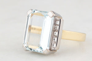 VINTAGE c1980s AQUAMARINE AND DIAMOND RING 18ct GOLD