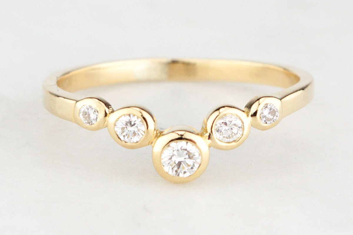 VINTAGE DIAMOND CHEVRON RING IN 18ct GOLD