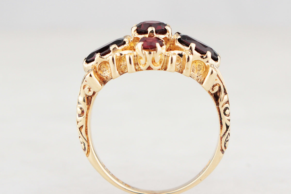 MID-CENTURY 1973 GARNET RING 9ct GOLD