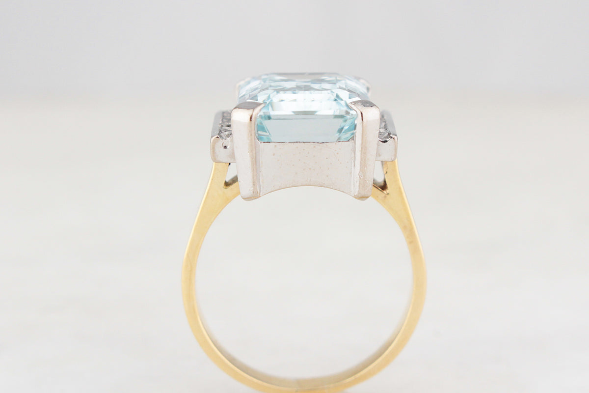 VINTAGE c1980s AQUAMARINE AND DIAMOND RING 18ct GOLD