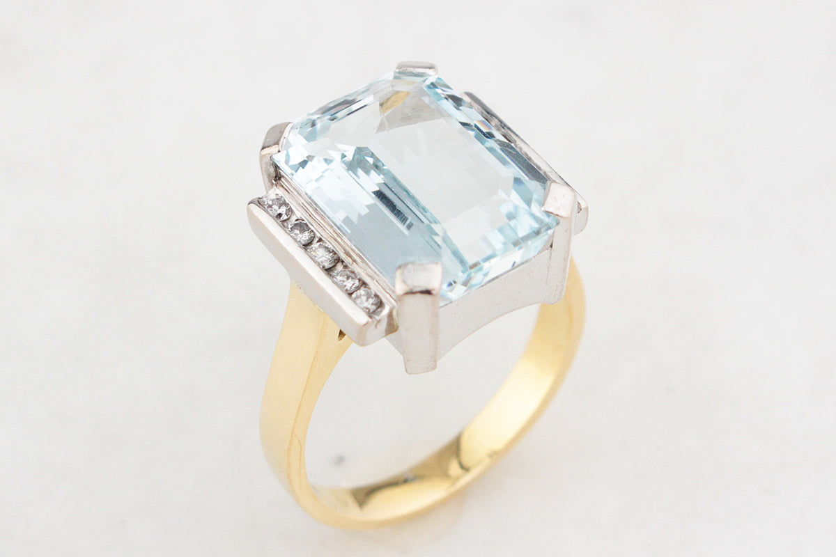 VINTAGE c1980s AQUAMARINE AND DIAMOND RING 18ct GOLD