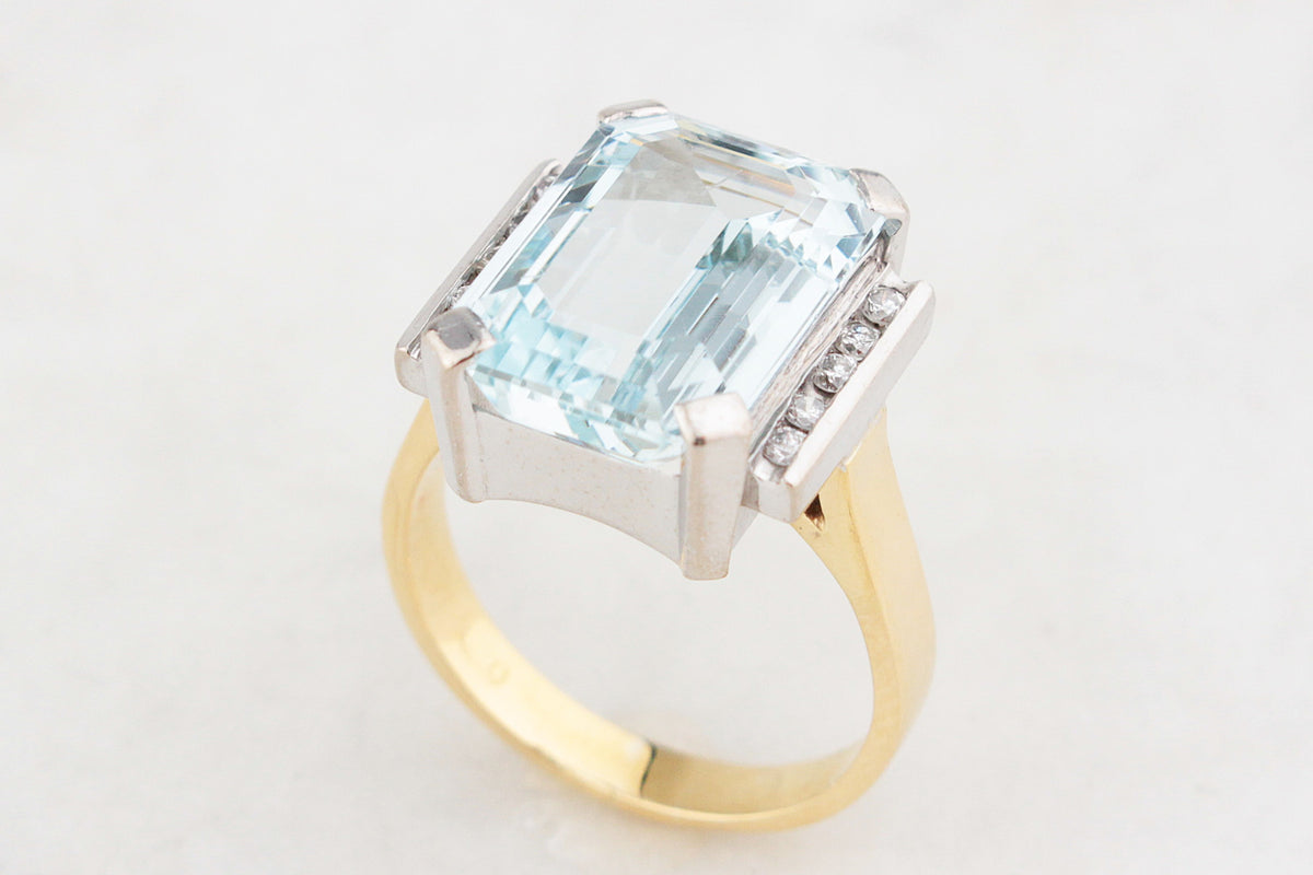 VINTAGE c1980s AQUAMARINE AND DIAMOND RING 18ct GOLD