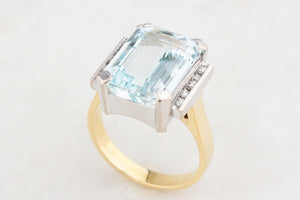 VINTAGE c1980s AQUAMARINE AND DIAMOND RING 18ct GOLD