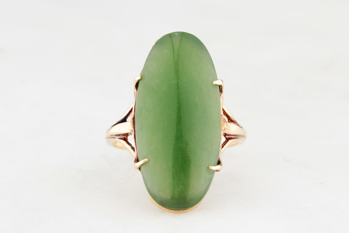 VINTAGE MID-CENTURY NEPHRITE JADE RING IN 9ct GOLD