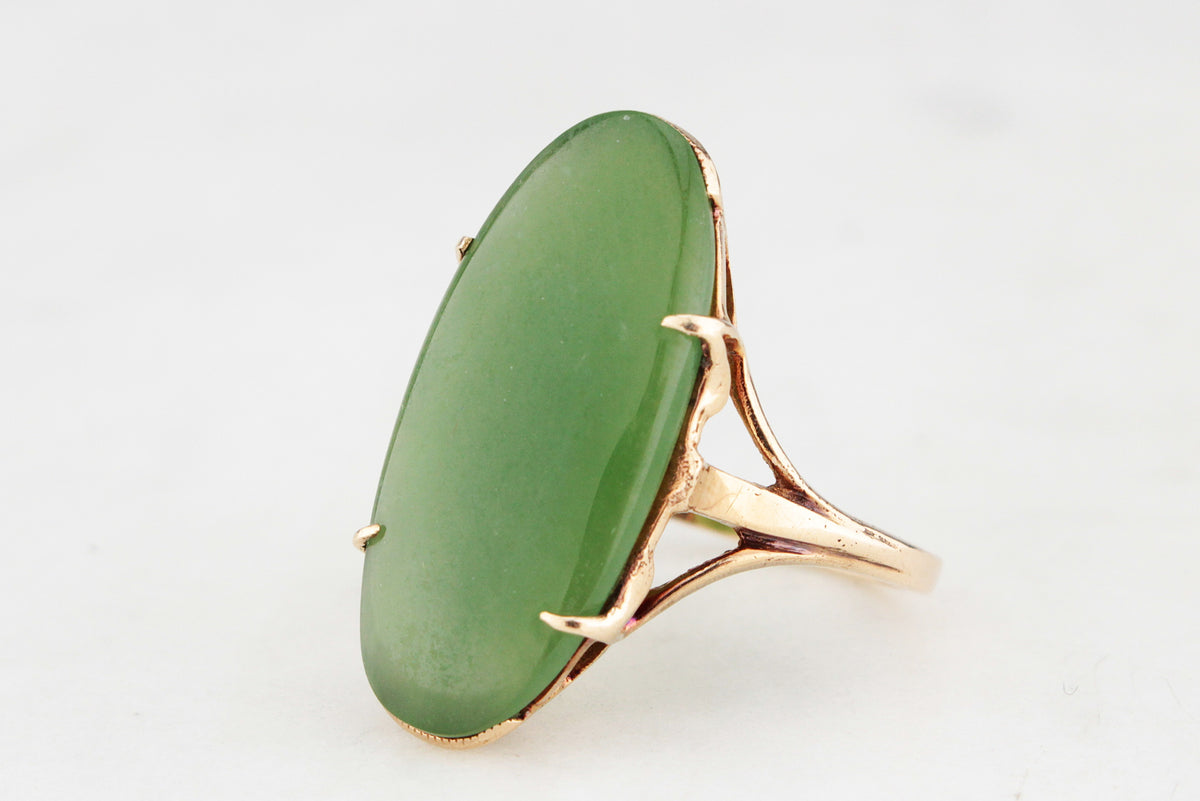 VINTAGE MID-CENTURY NEPHRITE JADE RING IN 9ct GOLD