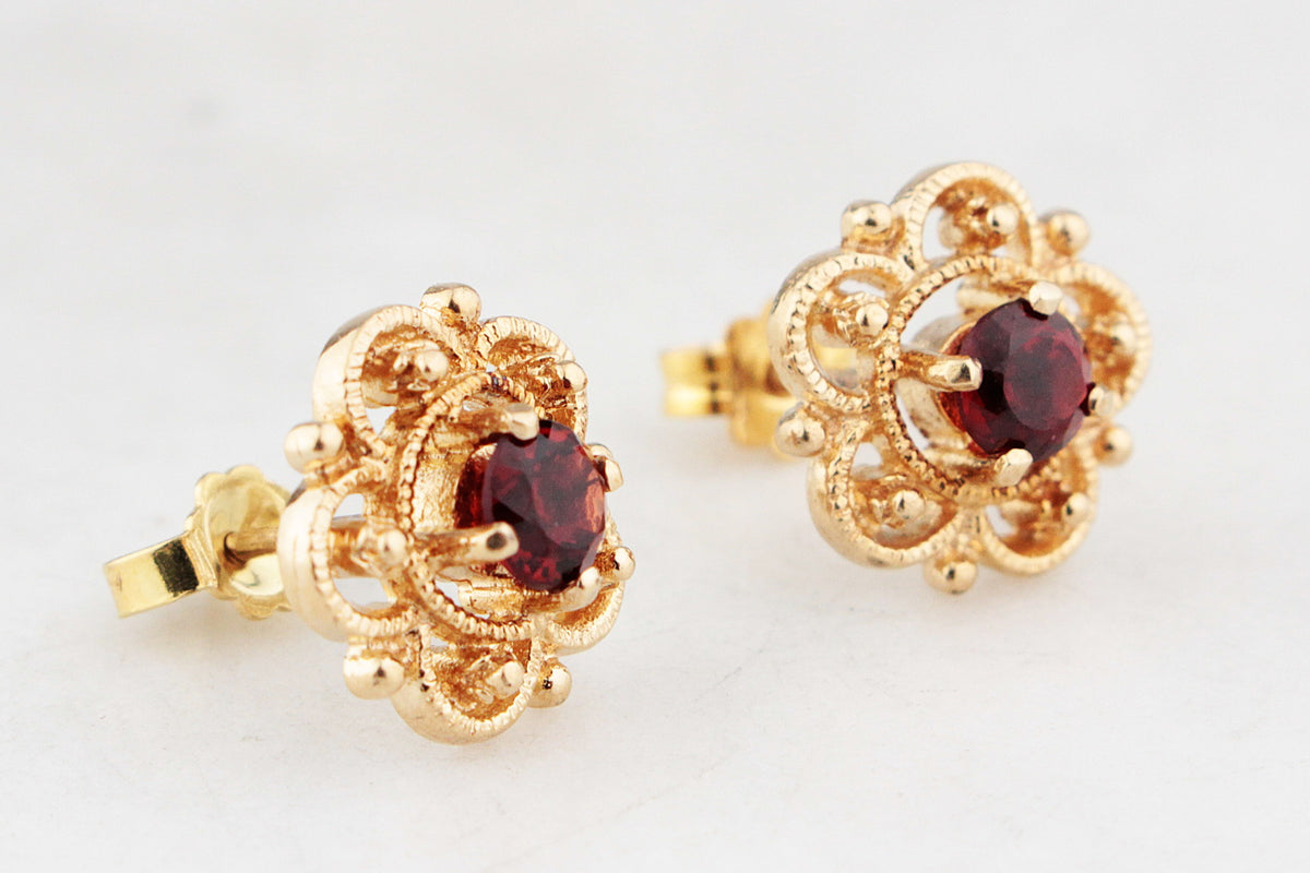 VINTAGE 1977 GARNET STUDS 9ct GOLD