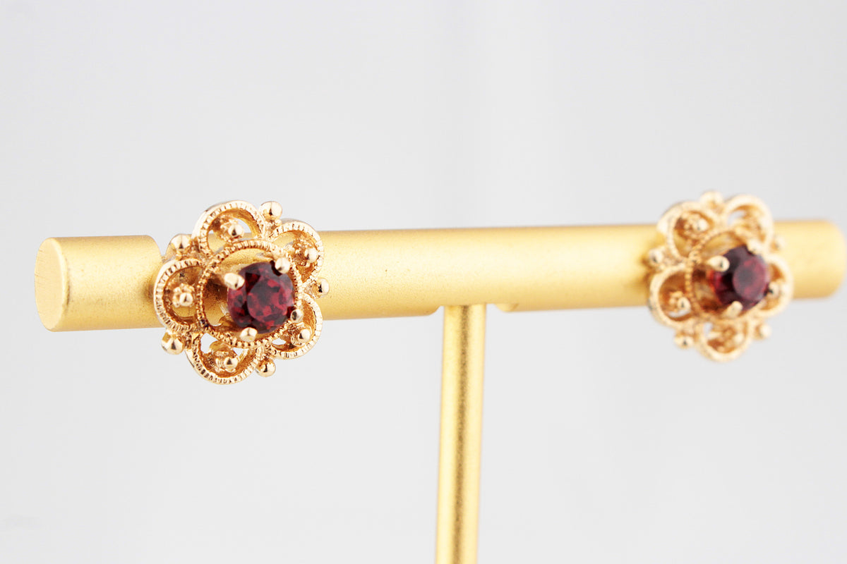 VINTAGE 1977 GARNET STUDS 9ct GOLD
