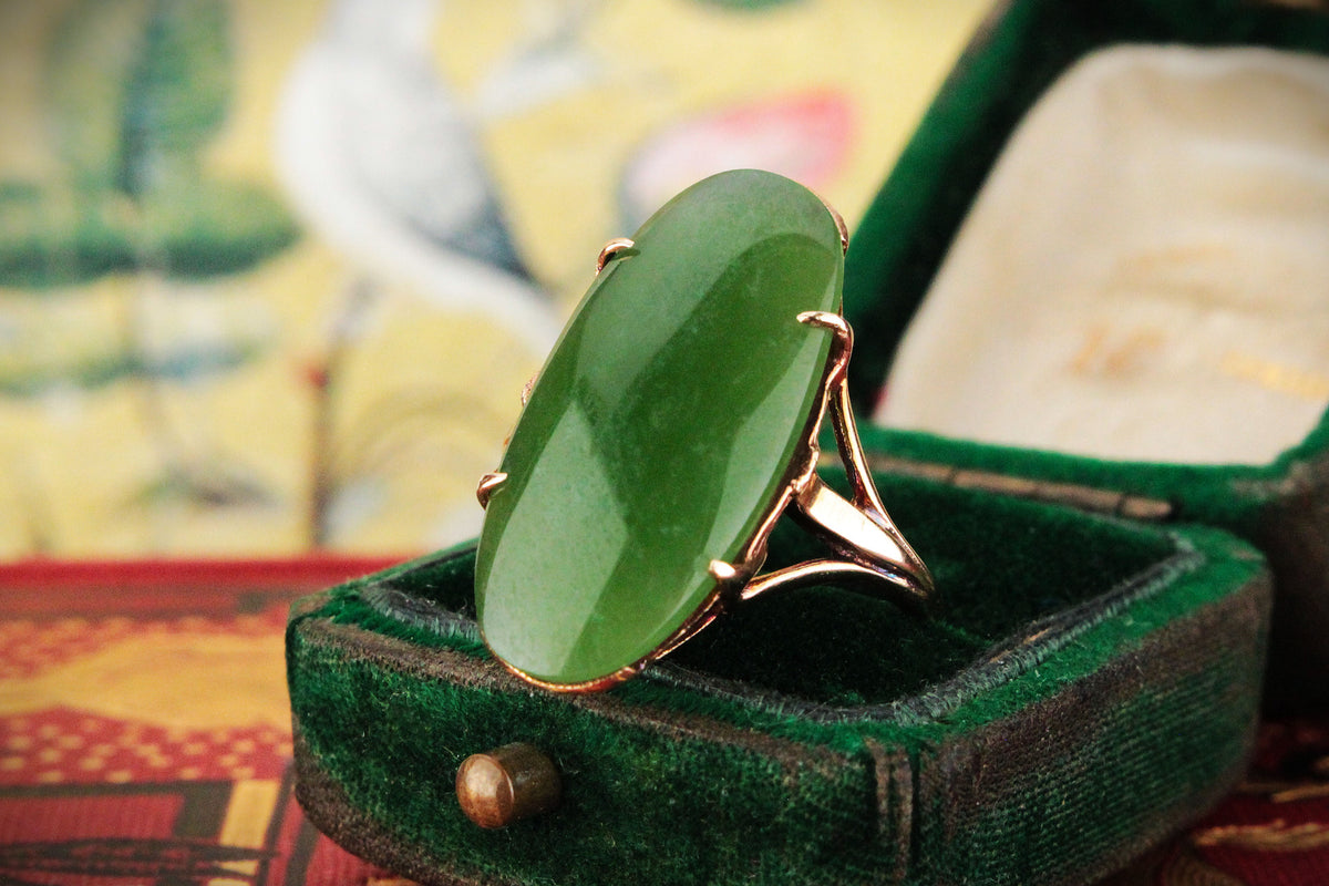 VINTAGE MID-CENTURY NEPHRITE JADE RING IN 9ct GOLD