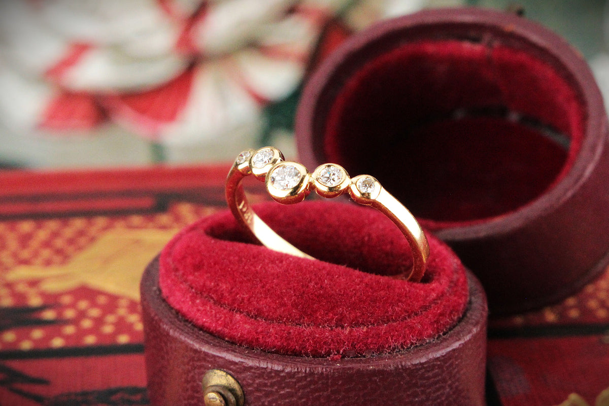 VINTAGE DIAMOND CHEVRON RING IN 18ct GOLD